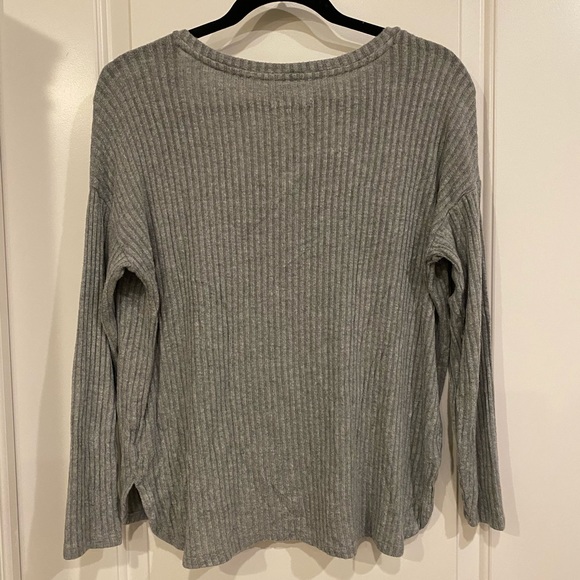 AE⭐️2/$25⭐️ribbed long sleeve grey v-neck top - Picture 2 of 5